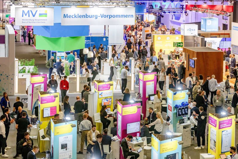 Startup Ausstellungsfläche mit vielen Ständen und Menschen, dahinter Meckelnburg-Vorpommern Stand