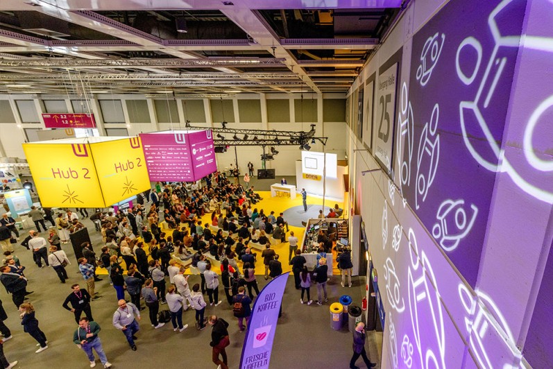 Blick auf den _Focus Startups Hub_ mit Raketen Gobos rechts