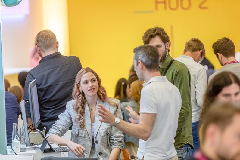 _Focus Startups Aussteller im Gespräch