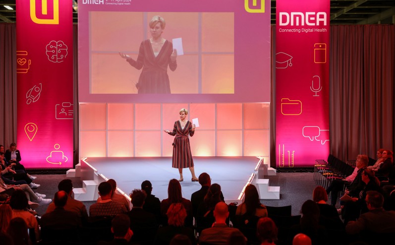 DMEA 2024 Stage Frau im Kleid hält Keynote