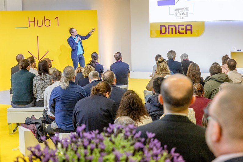 DMEA 2024 Mann hält einen Solutions Hub Vortrag