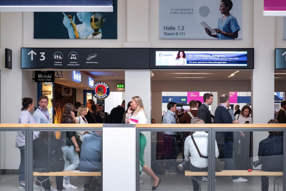 Digital Signage in den Hallenübergängen Mdoc