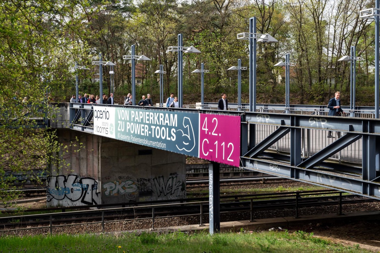 Aussteller-Werbung an der S-Bahn Brücke