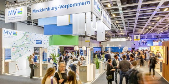 DMEA Messestand von Mecklenburg-Vorpommern mit vielen Menschen