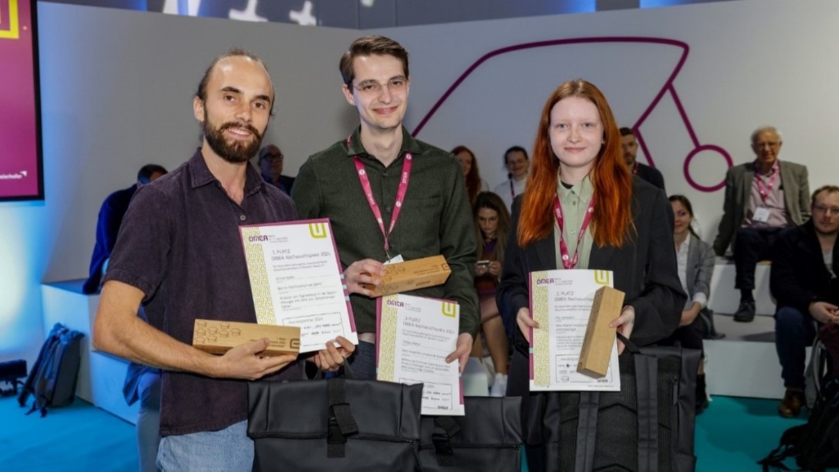 The winners in the bachelor thesis category Simon Koller, Tobias Archu and Pia Lehmann with their certificate, the DMEA Young Talent Award and a DMEA rucksack in their hands. 