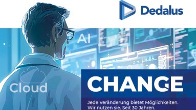 Ein Klinikmitarbeiter steht vor einer Bildschirmwand. Rechts steht „Change. Jede Veränderung bietet Möglichkeiten. Wir nutzen sie. Seit 30 Jahren.“