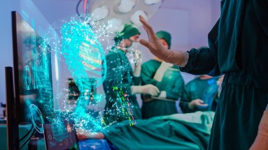 Im Vordergrund wirft eine Hand ein Brustkorb-Hologramm in den Raum, dahinter ist Klinikpersonal bei einer OP zu sehen.